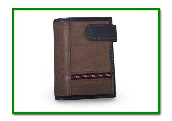 CARTERA CON DETALLE BANDERA TRENZADO MARRON